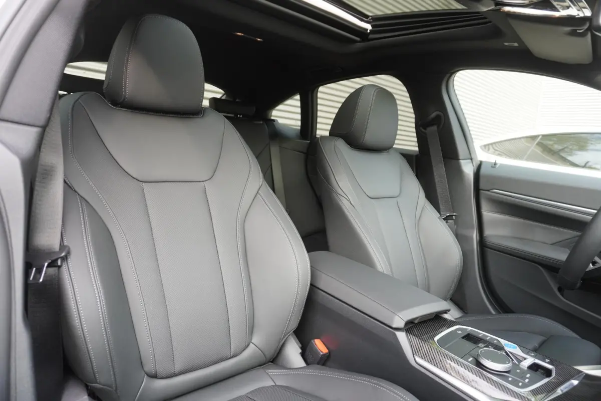 eDrive35 M Sportpakket | Comfort Pack | Stuurwielrand verwarmd | Trekhaak met elektrisch wegklapbare kogel | Elektrisch bediend glazen schuif-/kanteldak | Extra getint glas