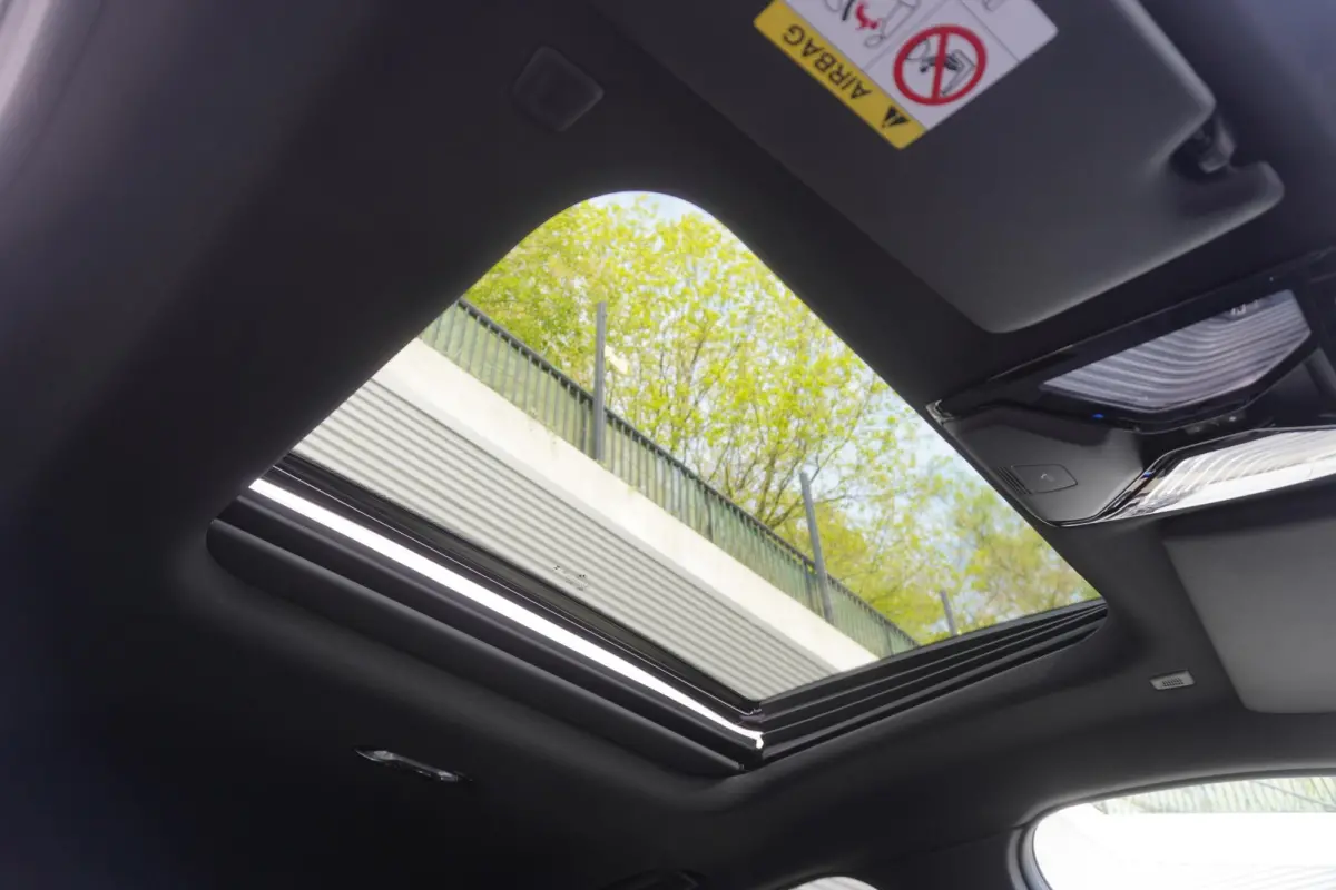eDrive35 M Sportpakket | Comfort Pack | Stuurwielrand verwarmd | Trekhaak met elektrisch wegklapbare kogel | Elektrisch bediend glazen schuif-/kanteldak | Extra getint glas