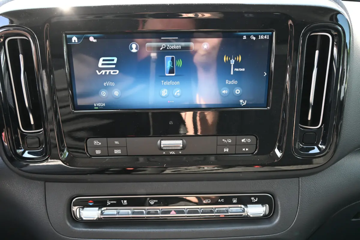 112 Facelift Pro L2 60 kWh Snellader, Smartphone integratiepakket, Leder stuur, Winter pakket, Etc.