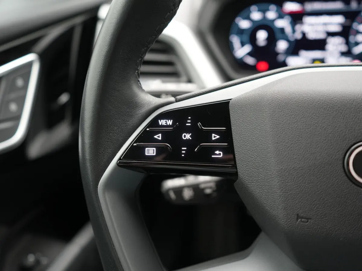 50 quattro Advanced edition 82 kWh 300pk Dealer O.H. | Apple Carplay | Voorstoelen Verwarmd | Navigatie Plus | 19"L.M | LED | Cruise Control | DAB | Virtual |