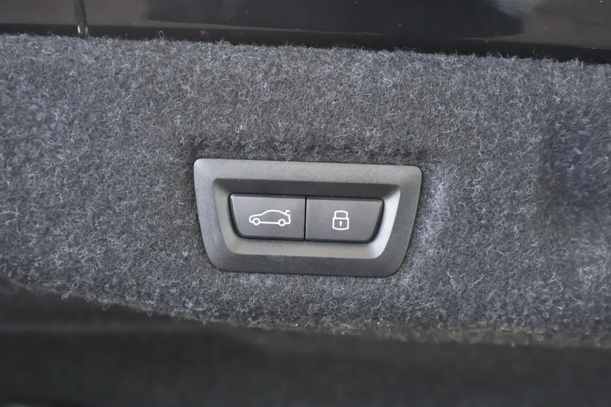 Sedan | SOH 100% | Driving Assistant Professional | Parking Assistant Professional | Trekhaak | Panoramadak |  Bowers & Wilkins