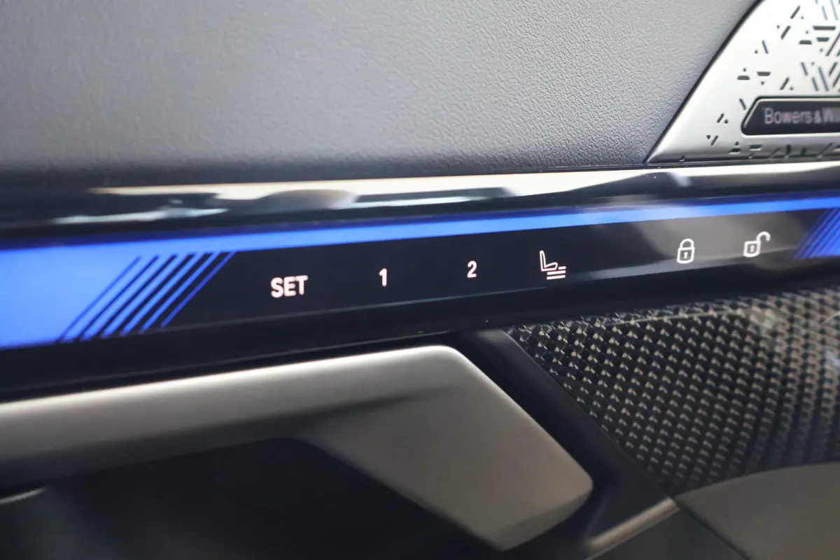 Sedan | SOH 100% | Driving Assistant Professional | Parking Assistant Professional | Trekhaak | Panoramadak |  Bowers & Wilkins