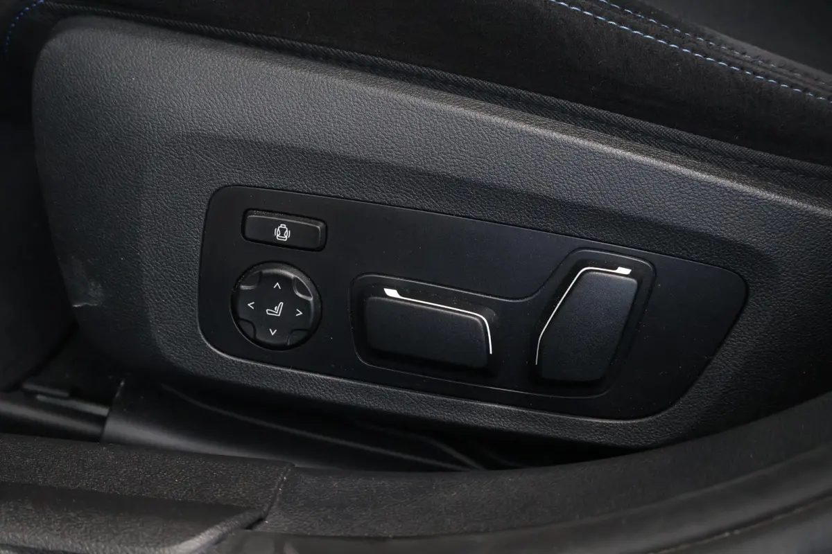 330e xDrive | SoH 100% | Sport Pakket Pro | Pano Dak | Stoel & Stuurwiel Verwarming | Trekhaak | Driving Assistant Professional | Harman Kardon | Parking Assistant Plus |