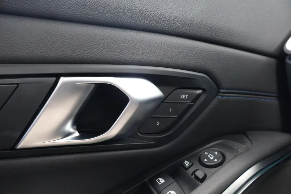 330e xDrive | SoH 100% | Sport Pakket Pro | Pano Dak | Stoel & Stuurwiel Verwarming | Trekhaak | Driving Assistant Professional | Harman Kardon | Parking Assistant Plus |