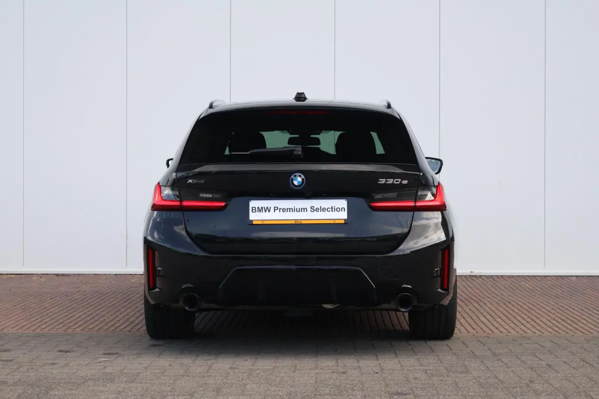 330e xDrive | SoH 100% | Sport Pakket Pro | Pano Dak | Stoel & Stuurwiel Verwarming | Trekhaak | Driving Assistant Professional | Harman Kardon | Parking Assistant Plus |