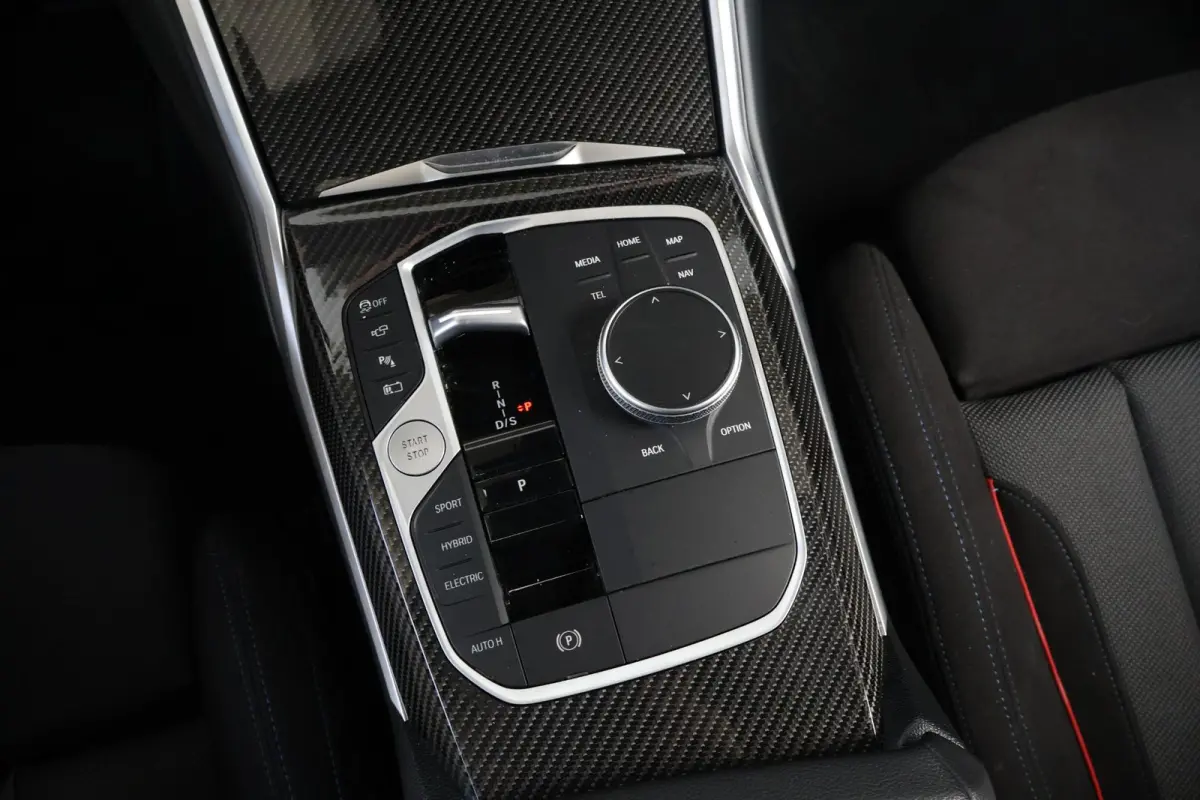 330e xDrive | SoH 100% | Sport Pakket Pro | Pano Dak | Stoel & Stuurwiel Verwarming | Trekhaak | Driving Assistant Professional | Harman Kardon | Parking Assistant Plus |