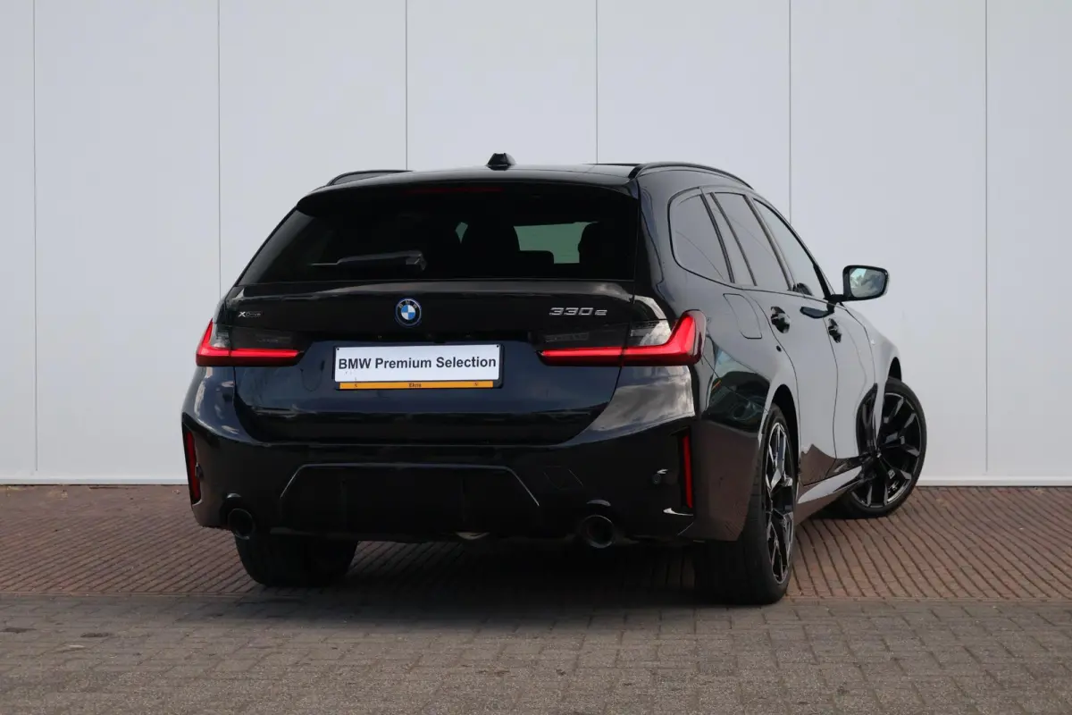 330e xDrive | SoH 100% | Sport Pakket Pro | Pano Dak | Stoel & Stuurwiel Verwarming | Trekhaak | Driving Assistant Professional | Harman Kardon | Parking Assistant Plus |