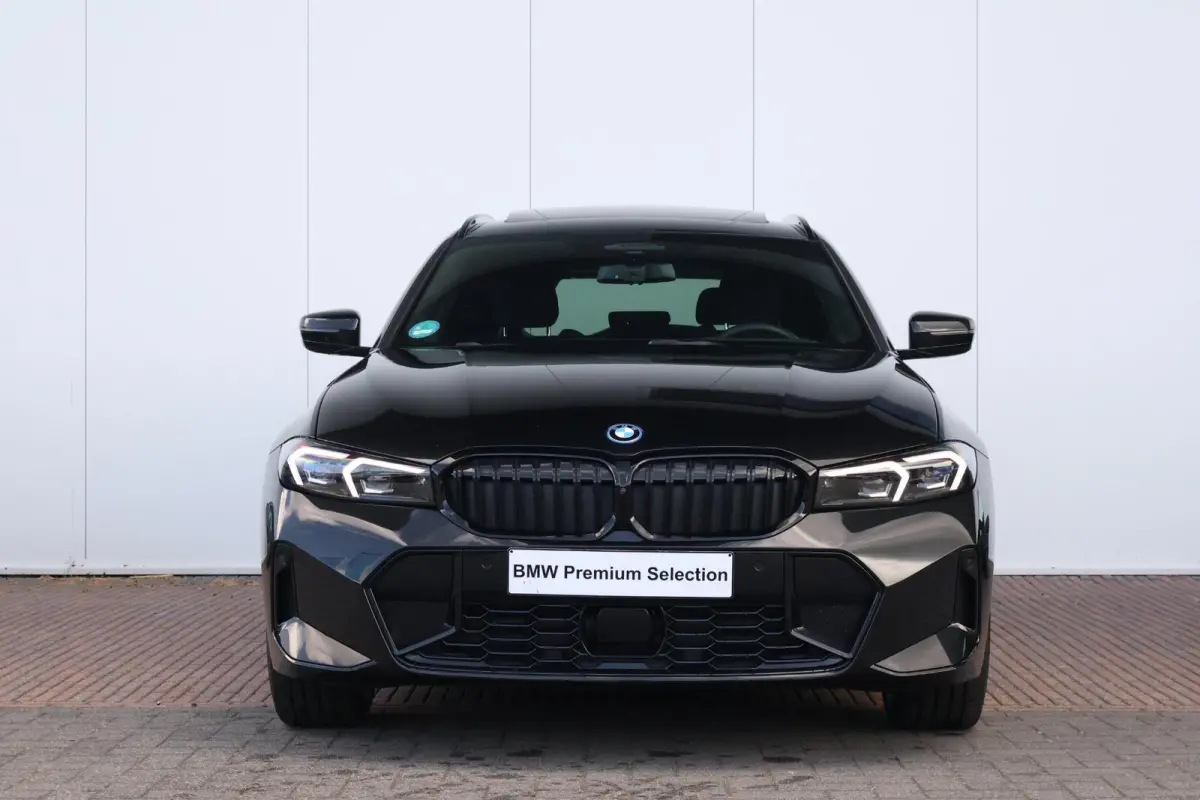330e xDrive | SoH 100% | Sport Pakket Pro | Pano Dak | Stoel & Stuurwiel Verwarming | Trekhaak | Driving Assistant Professional | Harman Kardon | Parking Assistant Plus |