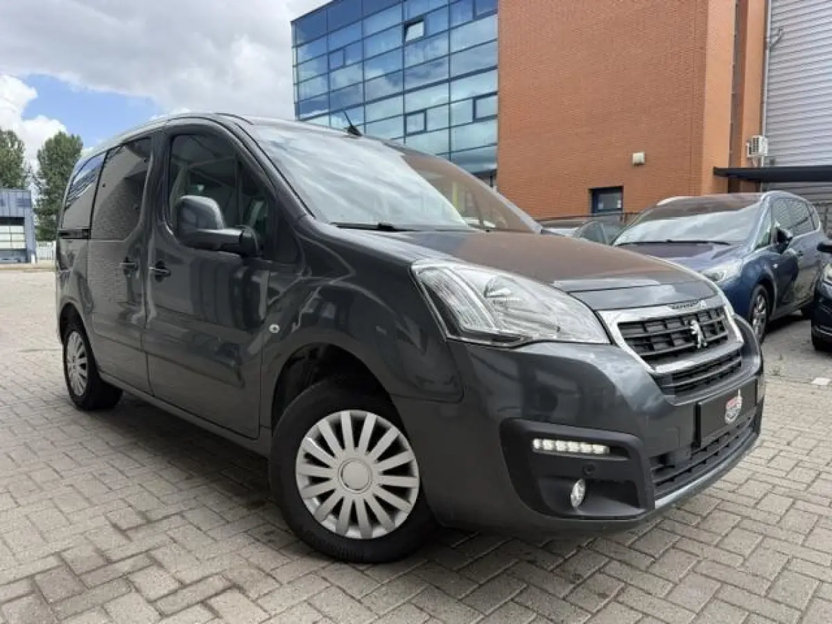 1.2 Benzine Trekhaak Nieuwe Riem Camera CarPlay clip
