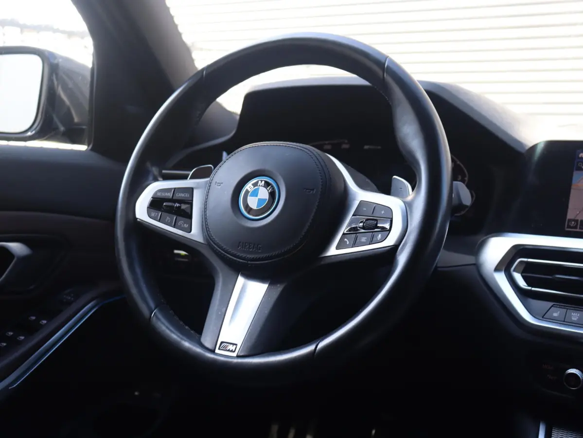 330e | High Executive | M Sportpakket | Laserlight | Getint Glas | Verwarmbare Voorstoelen | Hi-Fi | Apple Carplay | SOH 92% | 19'' LMV