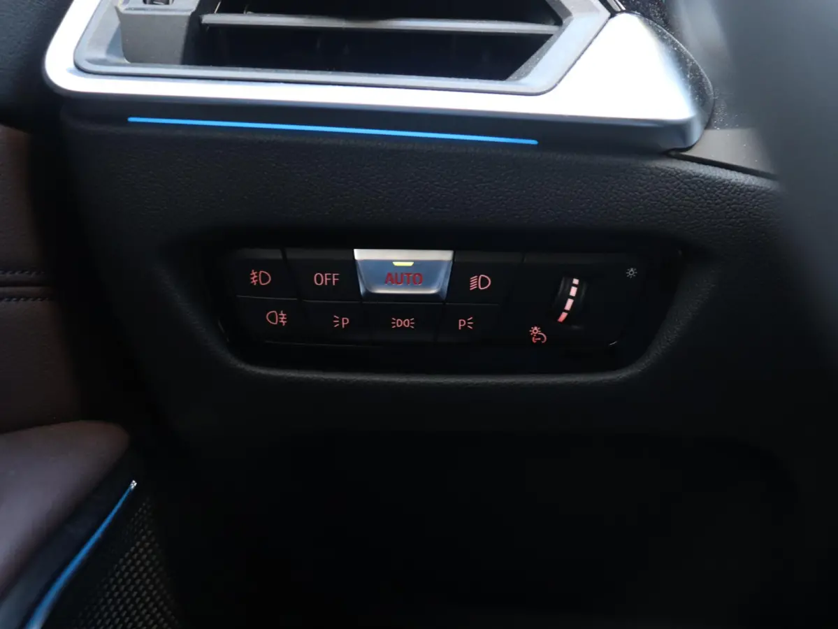 330e | High Executive | M Sportpakket | Laserlight | Getint Glas | Verwarmbare Voorstoelen | Hi-Fi | Apple Carplay | SOH 92% | 19'' LMV
