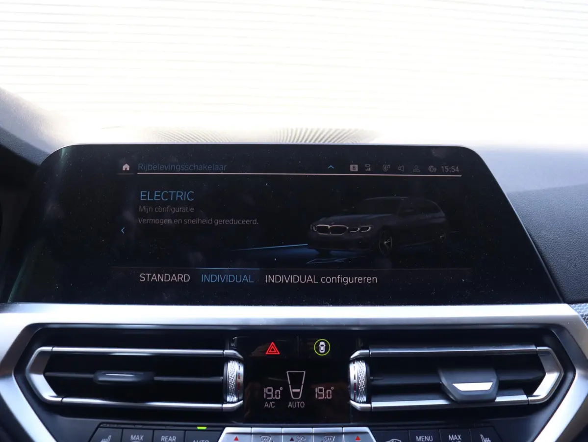330e | High Executive | M Sportpakket | Laserlight | Getint Glas | Verwarmbare Voorstoelen | Hi-Fi | Apple Carplay | SOH 92% | 19'' LMV