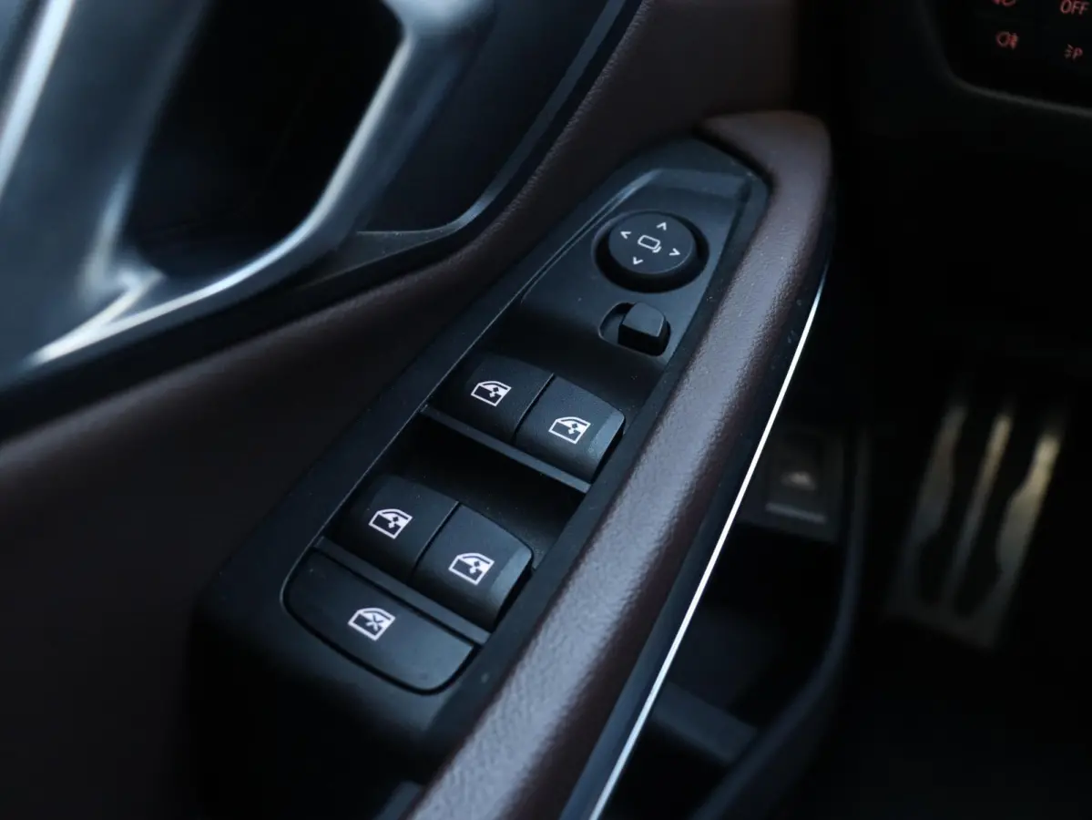 330e | High Executive | M Sportpakket | Laserlight | Getint Glas | Verwarmbare Voorstoelen | Hi-Fi | Apple Carplay | SOH 92% | 19'' LMV