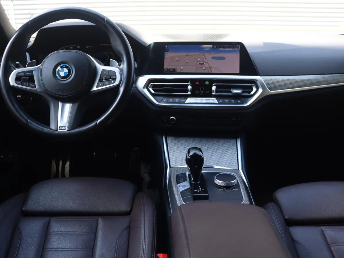 330e | High Executive | M Sportpakket | Laserlight | Getint Glas | Verwarmbare Voorstoelen | Hi-Fi | Apple Carplay | SOH 92% | 19'' LMV