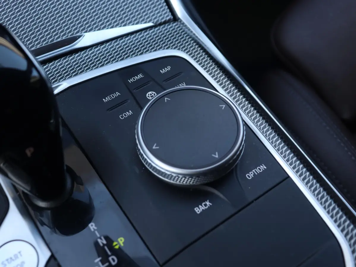 330e | High Executive | M Sportpakket | Laserlight | Getint Glas | Verwarmbare Voorstoelen | Hi-Fi | Apple Carplay | SOH 92% | 19'' LMV