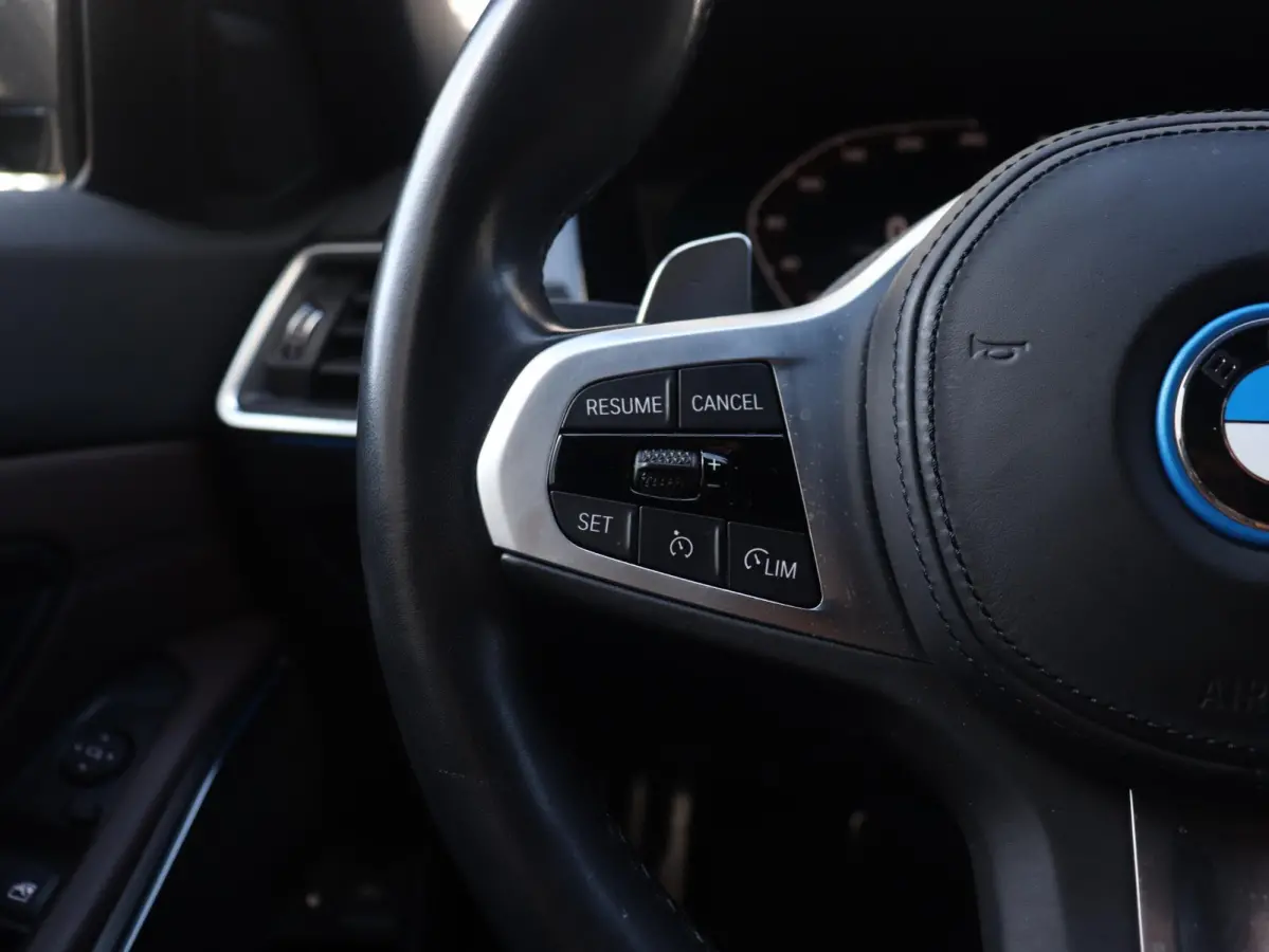 330e | High Executive | M Sportpakket | Laserlight | Getint Glas | Verwarmbare Voorstoelen | Hi-Fi | Apple Carplay | SOH 92% | 19'' LMV