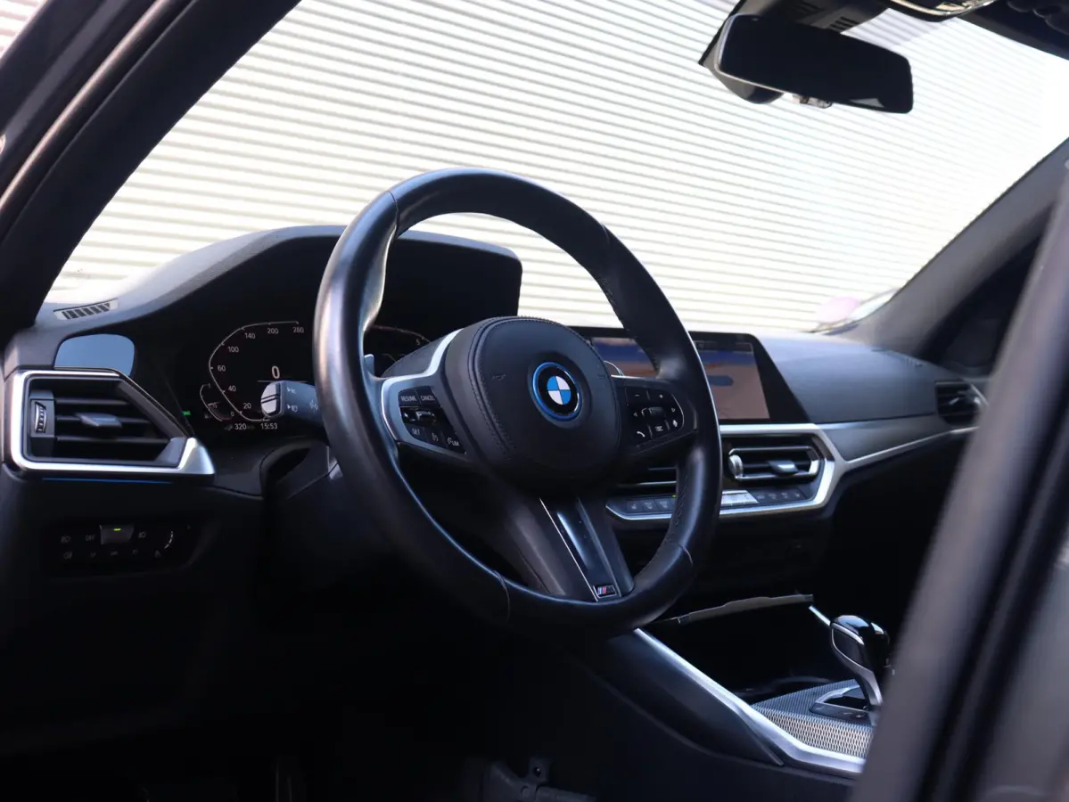 330e | High Executive | M Sportpakket | Laserlight | Getint Glas | Verwarmbare Voorstoelen | Hi-Fi | Apple Carplay | SOH 92% | 19'' LMV