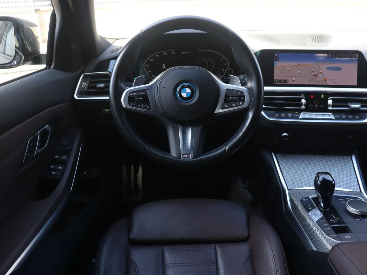 330e | High Executive | M Sportpakket | Laserlight | Getint Glas | Verwarmbare Voorstoelen | Hi-Fi | Apple Carplay | SOH 92% | 19'' LMV