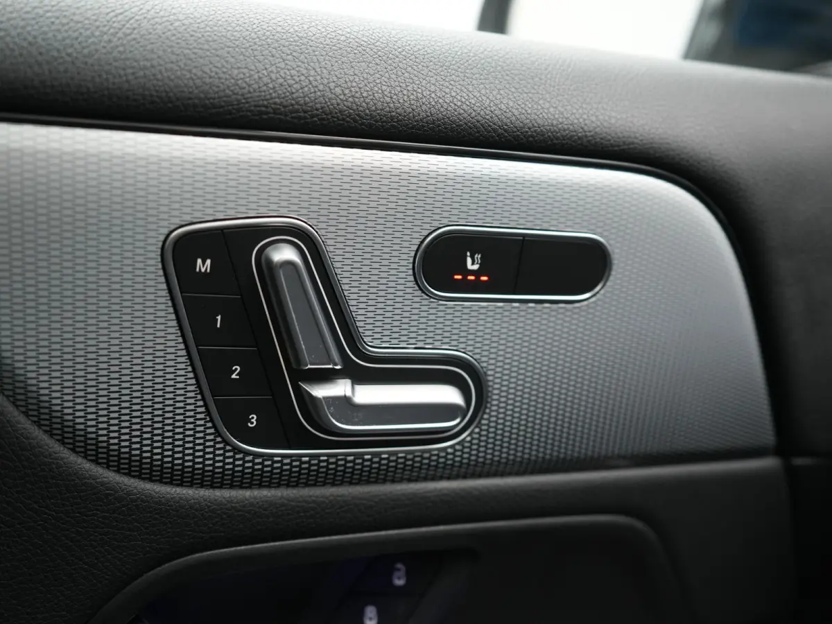 250 e Style PHEV 218pk Dealer O.H. | Panodak | Adaptive Cruise | 360 Camera | Sportstoelen Memory & Verwarmd | Sfeerverlichting | Blis | Keyless | Apple Carplay | Navigatie | DAB | Plug In H