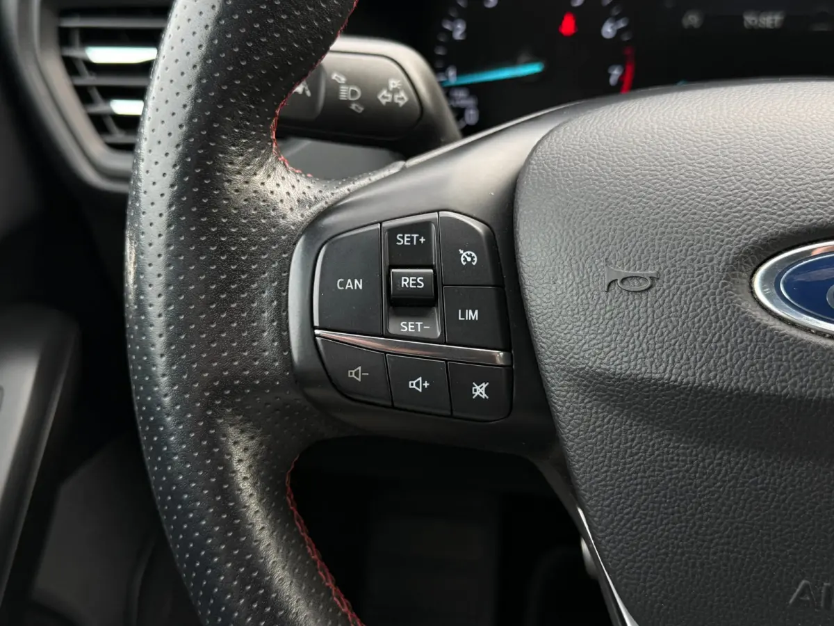 1.0 EcoBoost ST Line Business | Leder | LED