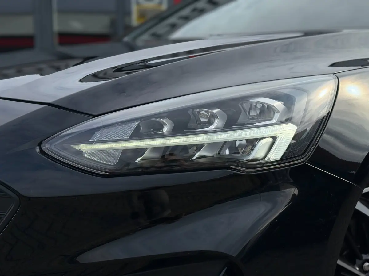 1.0 EcoBoost ST Line Business | Leder | LED