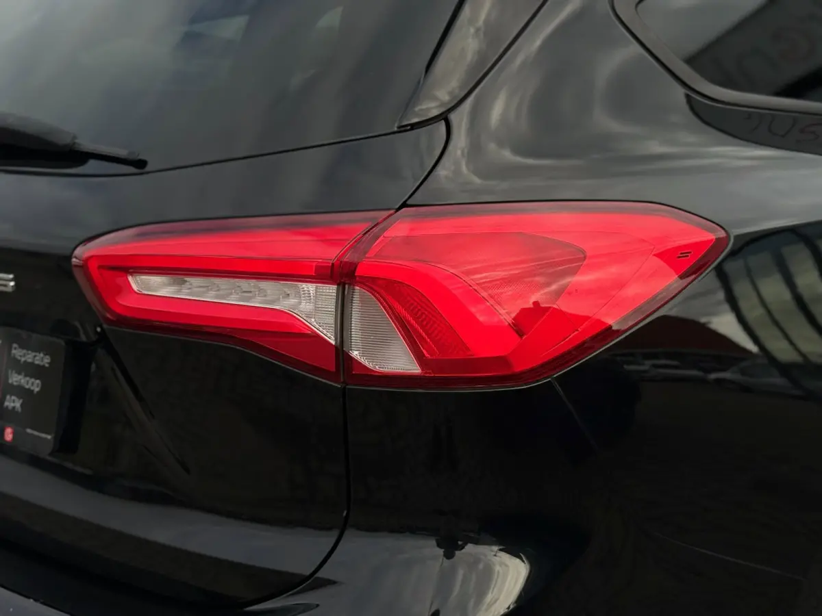 1.0 EcoBoost ST Line Business | Leder | LED