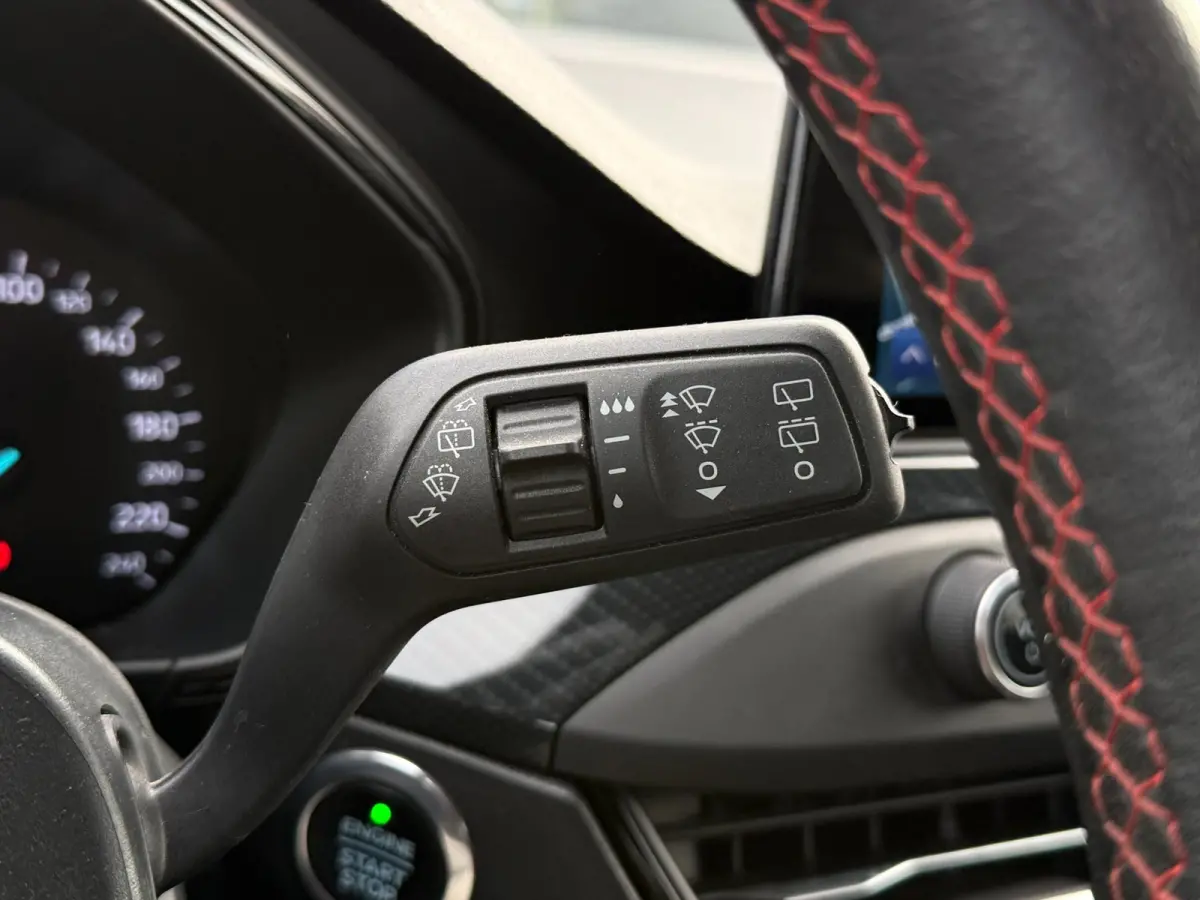 1.0 EcoBoost ST Line Business | Leder | LED