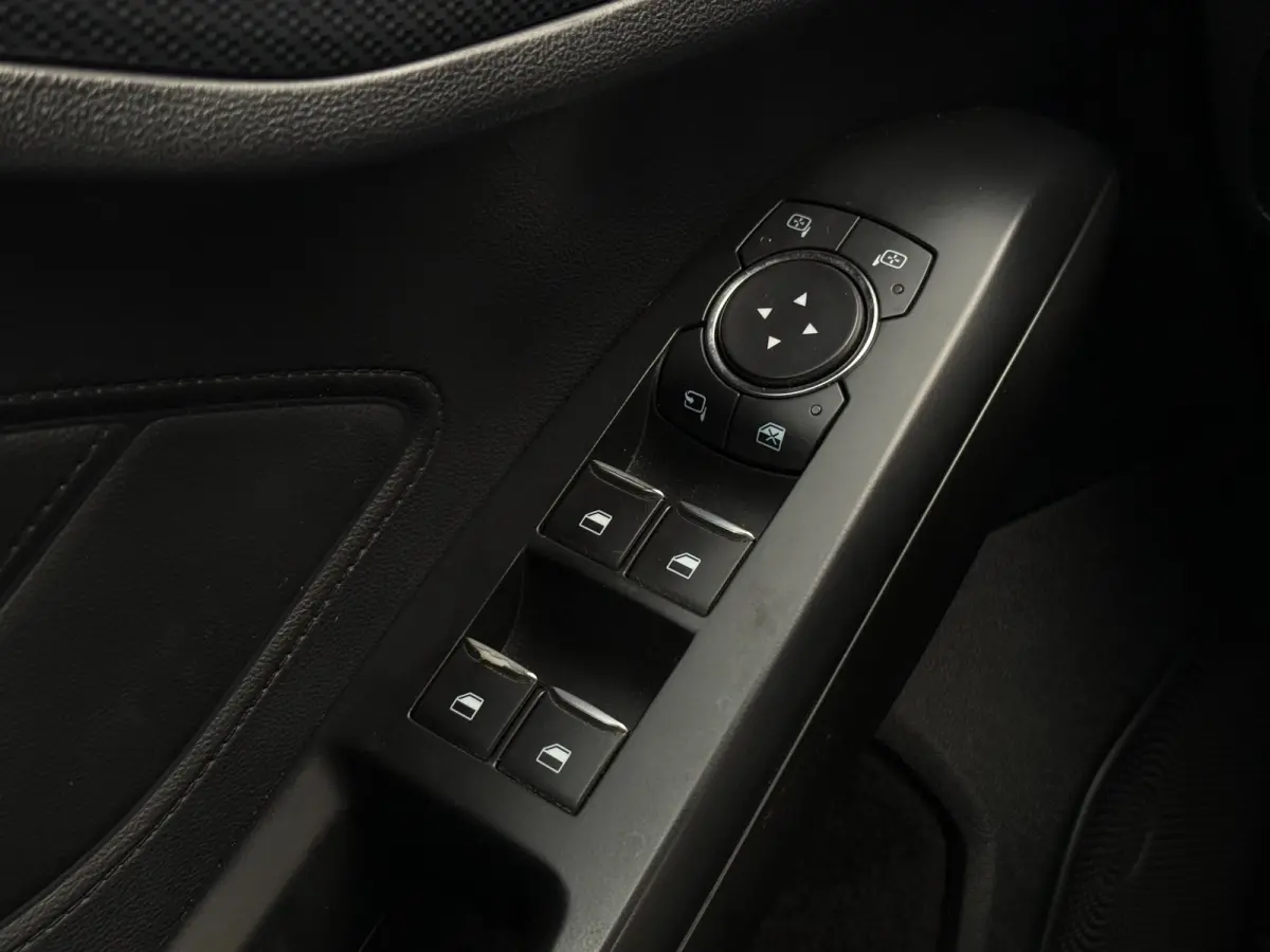 1.0 EcoBoost ST Line Business | Leder | LED