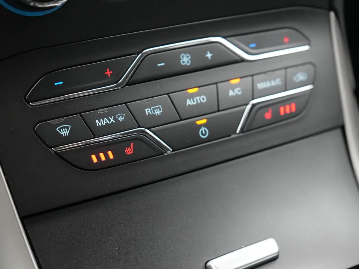 2.0 Titanium Automaat 7 Persoons 241pk | Camera | Apple Carplay | Voorstoelen Verwarmd | LED Koplampen | Cruise Control | Navigatie | 19"L.M |
