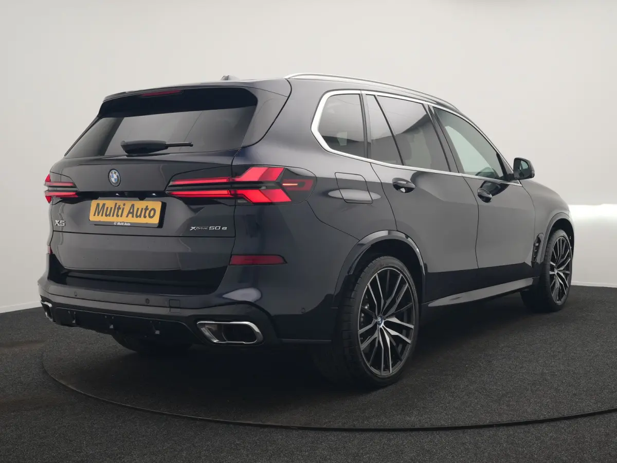 xDrive50e M Sport PHEV 490pk Dealer O.H. | Panodak Sky Lounge | Luchtvering | Head Up | 360 Camera | Harman / Kardon | Nappa Lederen Comfortstoelen Memory & Verwarmd | Carbon Schwarz | Apple