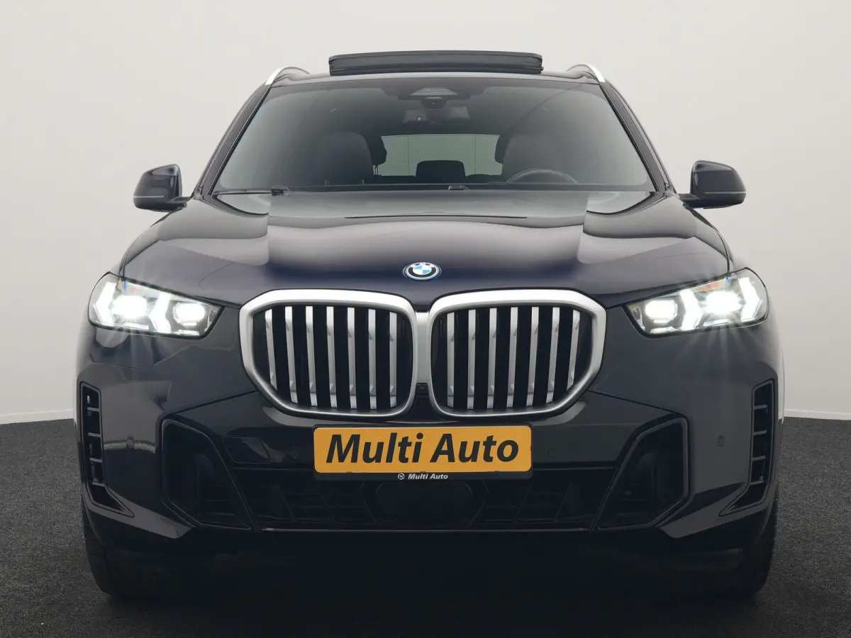 xDrive50e M Sport PHEV 490pk Dealer O.H. | Panodak Sky Lounge | Luchtvering | Head Up | 360 Camera | Harman / Kardon | Nappa Lederen Comfortstoelen Memory & Verwarmd | Carbon Schwarz | Apple