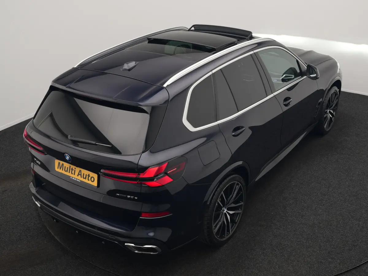 xDrive50e M Sport PHEV 490pk Dealer O.H. | Panodak Sky Lounge | Luchtvering | Head Up | 360 Camera | Harman / Kardon | Nappa Lederen Comfortstoelen Memory & Verwarmd | Carbon Schwarz | Apple