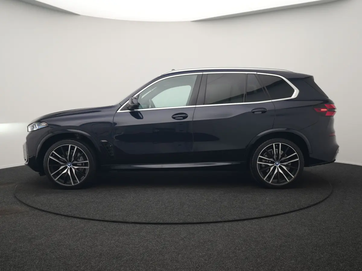 xDrive50e M Sport PHEV 490pk Dealer O.H. | Panodak Sky Lounge | Luchtvering | Head Up | 360 Camera | Harman / Kardon | Nappa Lederen Comfortstoelen Memory & Verwarmd | Carbon Schwarz | Apple