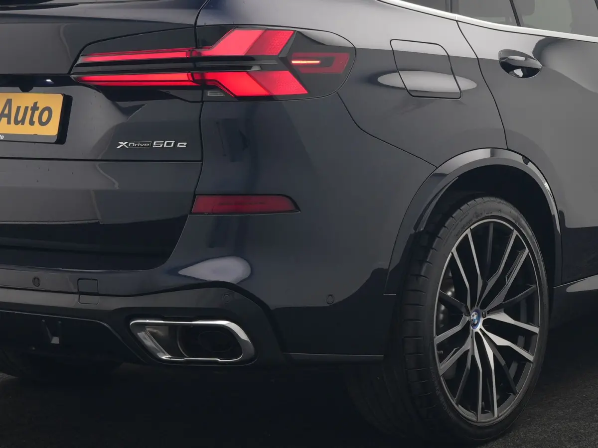 xDrive50e M Sport PHEV 490pk Dealer O.H. | Panodak Sky Lounge | Luchtvering | Head Up | 360 Camera | Harman / Kardon | Nappa Lederen Comfortstoelen Memory & Verwarmd | Carbon Schwarz | Apple