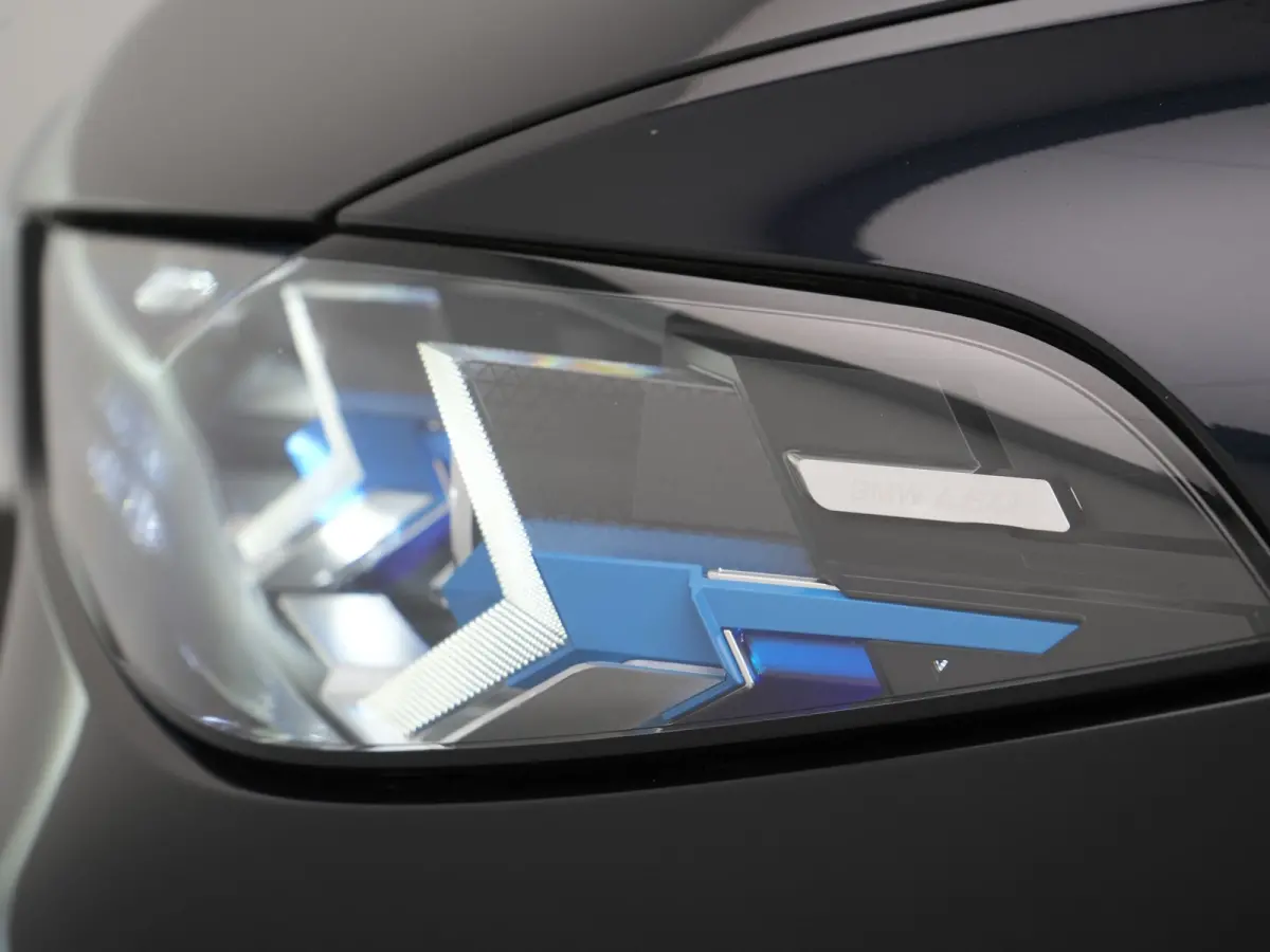 xDrive50e M Sport PHEV 490pk Dealer O.H. | Panodak Sky Lounge | Luchtvering | Head Up | 360 Camera | Harman / Kardon | Nappa Lederen Comfortstoelen Memory & Verwarmd | Carbon Schwarz | Apple