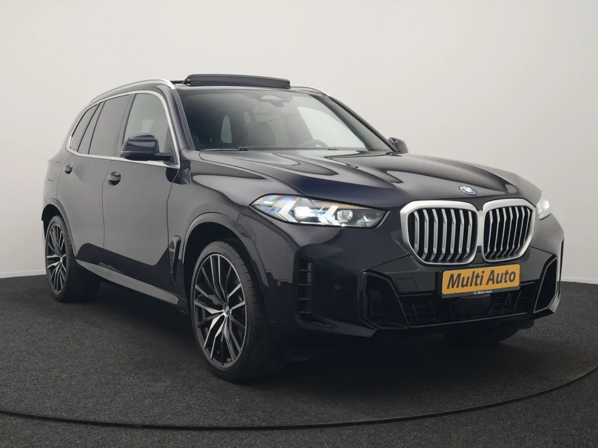 xDrive50e M Sport PHEV 490pk Dealer O.H. | Panodak Sky Lounge | Luchtvering | Head Up | 360 Camera | Harman / Kardon | Nappa Lederen Comfortstoelen Memory & Verwarmd | Carbon Schwarz | Apple