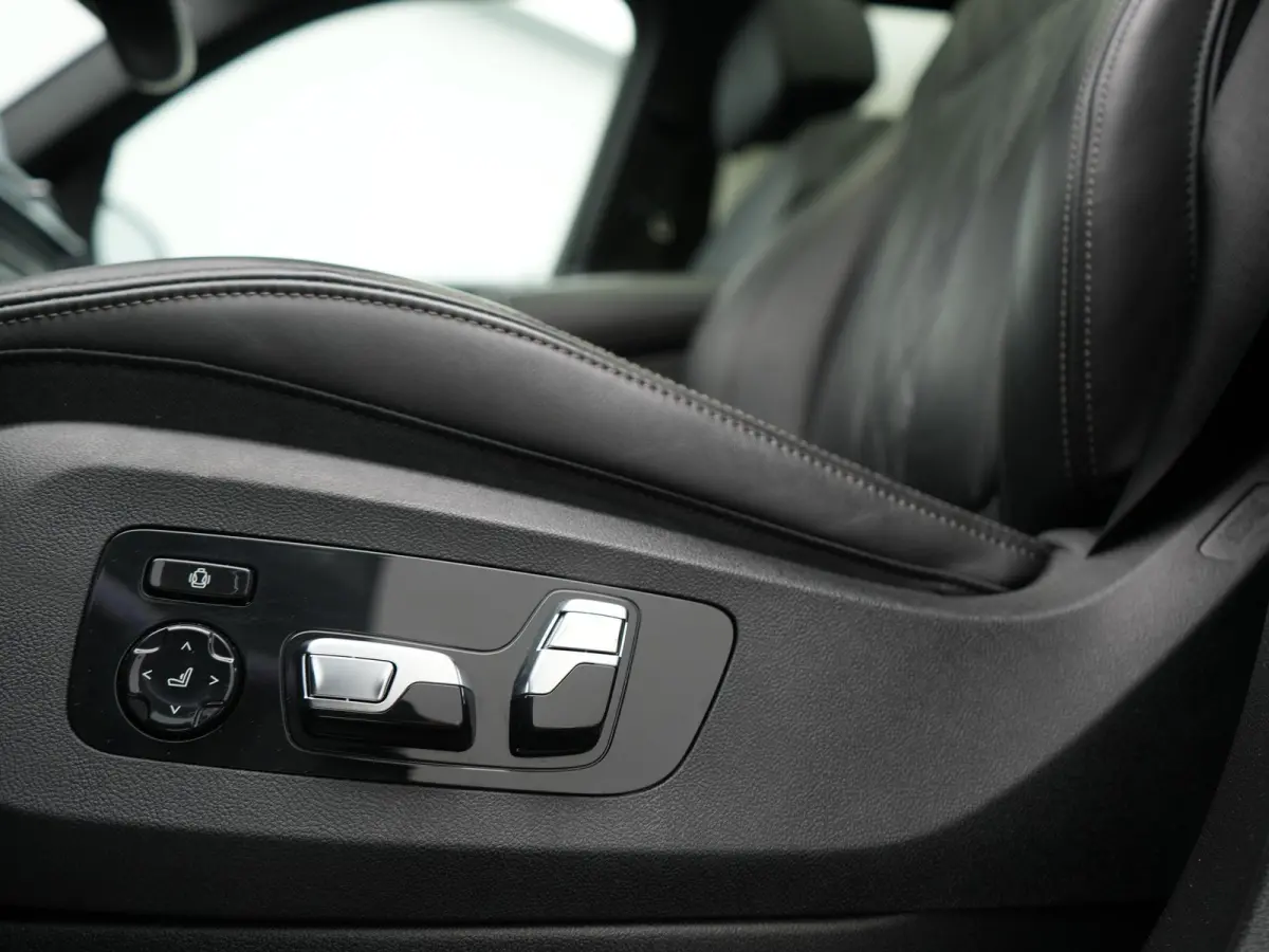 xDrive50e M Sport PHEV 490pk Dealer O.H. | Panodak Sky Lounge | Luchtvering | Head Up | 360 Camera | Harman / Kardon | Nappa Lederen Comfortstoelen Memory & Verwarmd | Carbon Schwarz | Apple