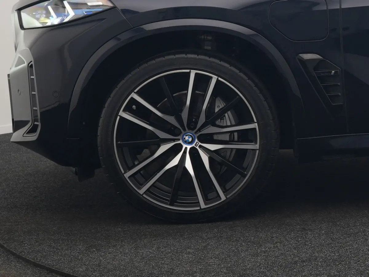 xDrive50e M Sport PHEV 490pk Dealer O.H. | Panodak Sky Lounge | Luchtvering | Head Up | 360 Camera | Harman / Kardon | Nappa Lederen Comfortstoelen Memory & Verwarmd | Carbon Schwarz | Apple