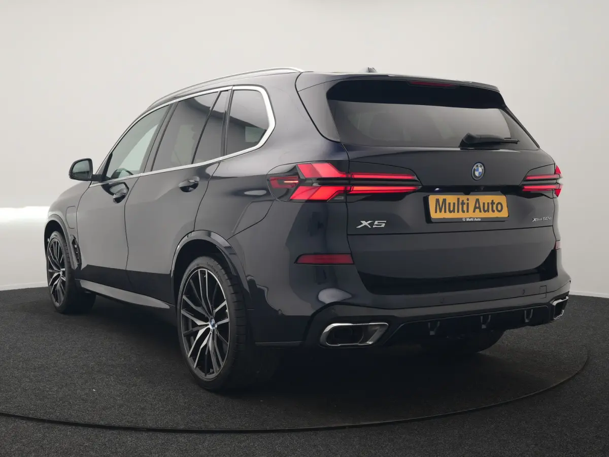xDrive50e M Sport PHEV 490pk Dealer O.H. | Panodak Sky Lounge | Luchtvering | Head Up | 360 Camera | Harman / Kardon | Nappa Lederen Comfortstoelen Memory & Verwarmd | Carbon Schwarz | Apple