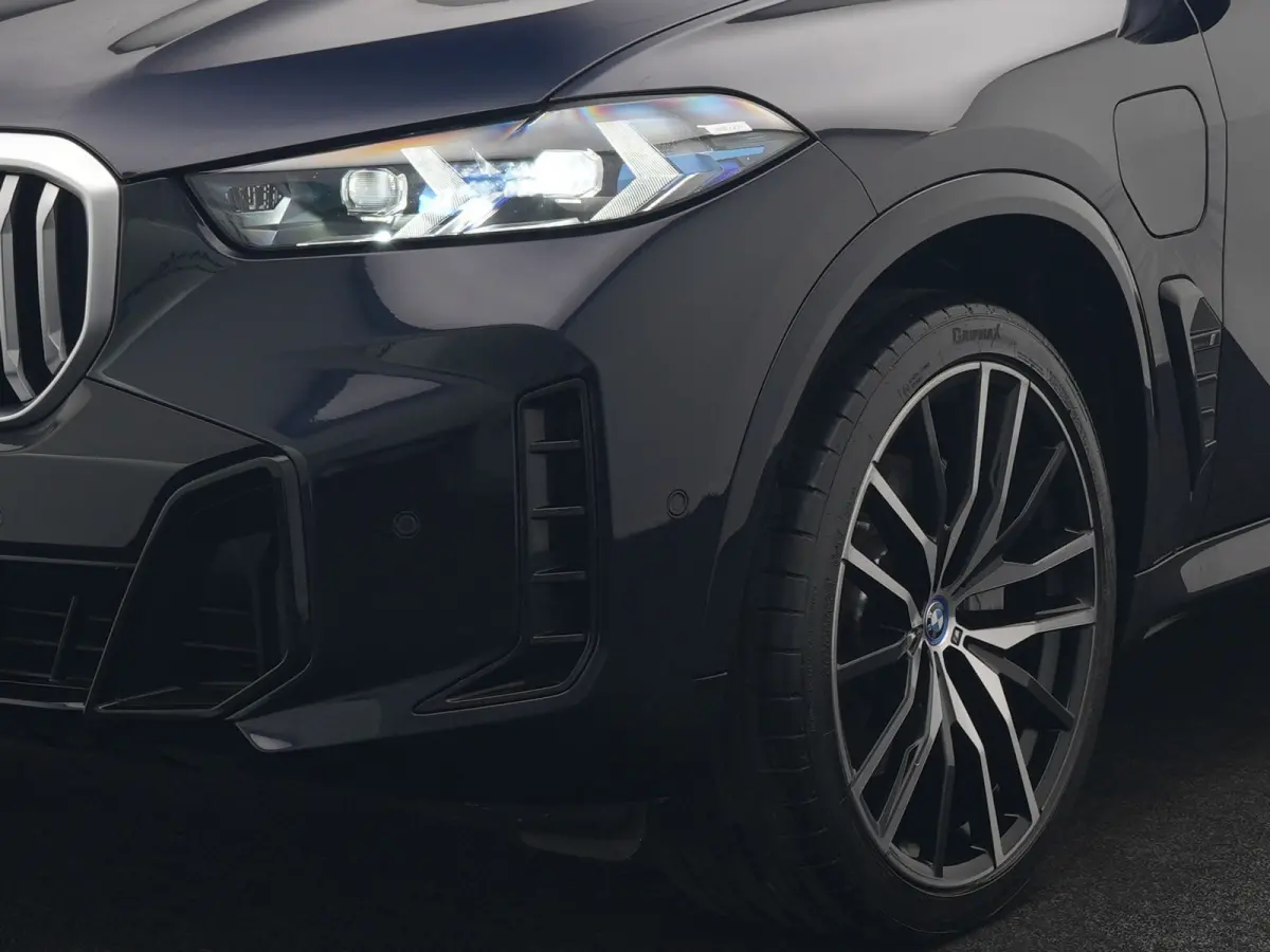 xDrive50e M Sport PHEV 490pk Dealer O.H. | Panodak Sky Lounge | Luchtvering | Head Up | 360 Camera | Harman / Kardon | Nappa Lederen Comfortstoelen Memory & Verwarmd | Carbon Schwarz | Apple
