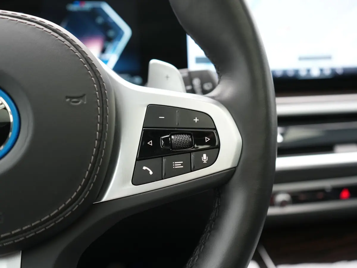 xDrive50e M Sport PHEV 490pk Dealer O.H. | Panodak Sky Lounge | Luchtvering | Head Up | 360 Camera | Harman / Kardon | Nappa Lederen Comfortstoelen Memory & Verwarmd | Carbon Schwarz | Apple