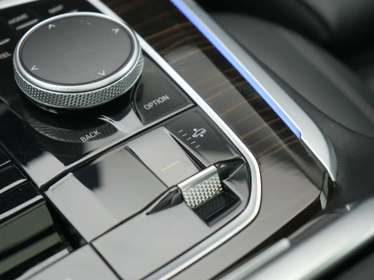xDrive50e M Sport PHEV 490pk Dealer O.H. | Panodak Sky Lounge | Luchtvering | Head Up | 360 Camera | Harman / Kardon | Nappa Lederen Comfortstoelen Memory & Verwarmd | Carbon Schwarz | Apple