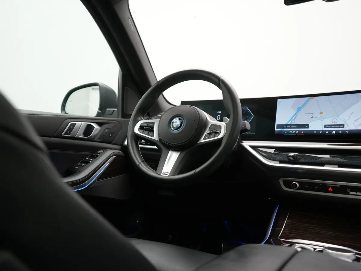 xDrive50e M Sport PHEV 490pk Dealer O.H. | Panodak Sky Lounge | Luchtvering | Head Up | 360 Camera | Harman / Kardon | Nappa Lederen Comfortstoelen Memory & Verwarmd | Carbon Schwarz | Apple