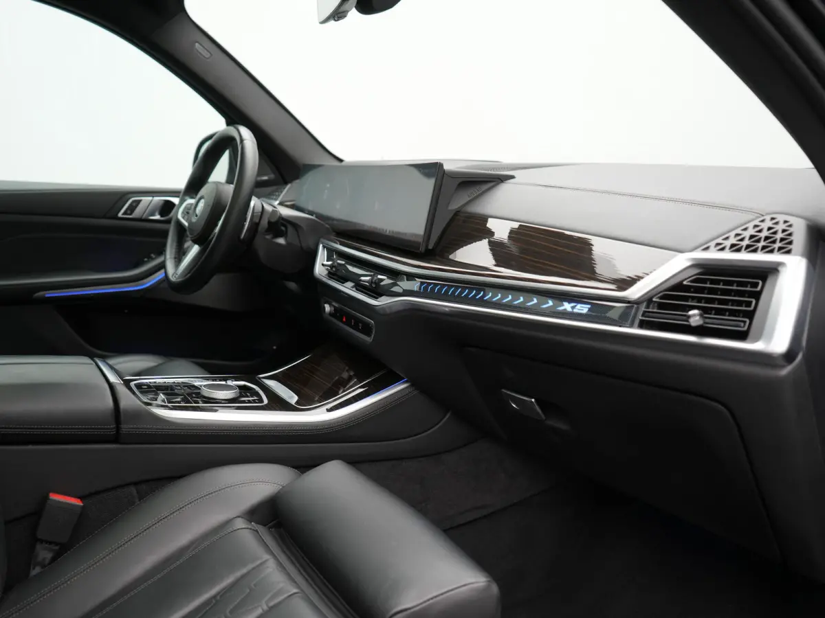 xDrive50e M Sport PHEV 490pk Dealer O.H. | Panodak Sky Lounge | Luchtvering | Head Up | 360 Camera | Harman / Kardon | Nappa Lederen Comfortstoelen Memory & Verwarmd | Carbon Schwarz | Apple
