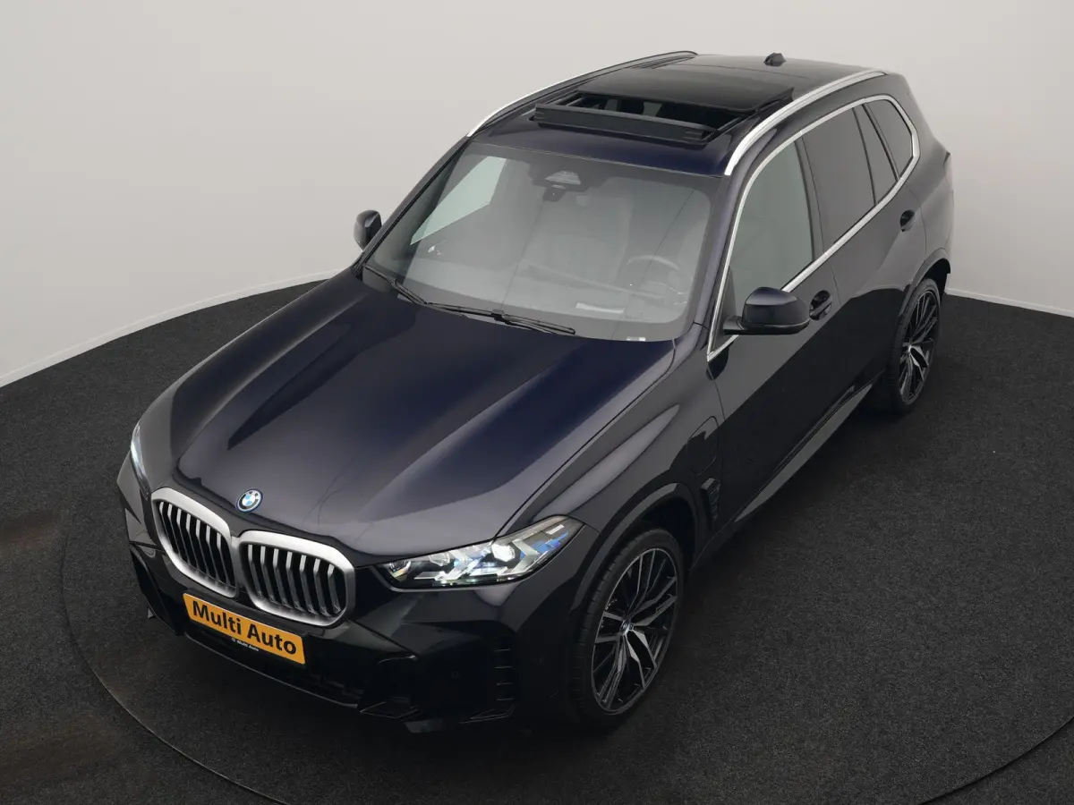 xDrive50e M Sport PHEV 490pk Dealer O.H. | Panodak Sky Lounge | Luchtvering | Head Up | 360 Camera | Harman / Kardon | Nappa Lederen Comfortstoelen Memory & Verwarmd | Carbon Schwarz | Apple