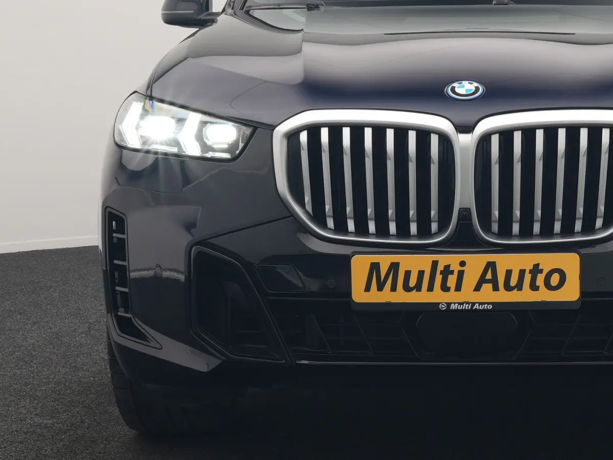xDrive50e M Sport PHEV 490pk Dealer O.H. | Panodak Sky Lounge | Luchtvering | Head Up | 360 Camera | Harman / Kardon | Nappa Lederen Comfortstoelen Memory & Verwarmd | Carbon Schwarz | Apple