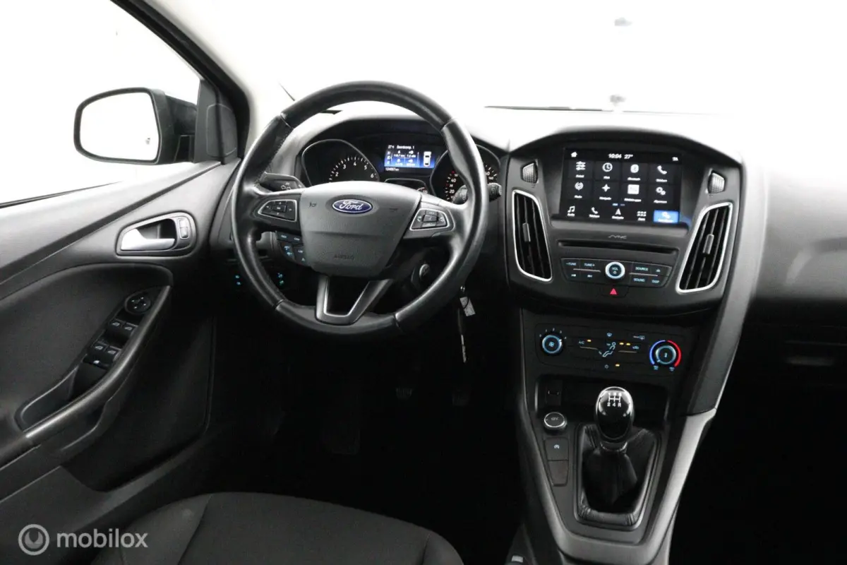 1.0 Lease Edition 101 Pk | Parkeersensoren | 16 inch lichtmetaal | All season banden | Navi | Trekhaak | carplay