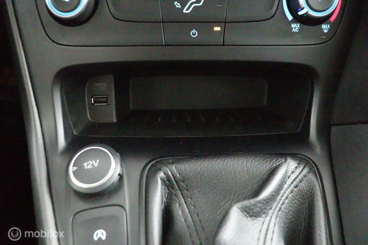 1.0 Lease Edition 101 Pk | Parkeersensoren | 16 inch lichtmetaal | All season banden | Navi | Trekhaak | carplay