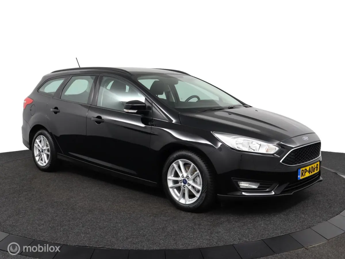 1.0 Lease Edition 101 Pk | Parkeersensoren | 16 inch lichtmetaal | All season banden | Navi | Trekhaak | carplay