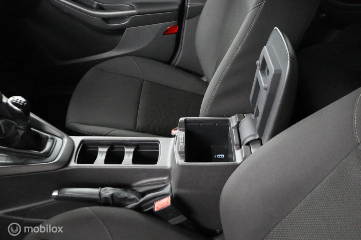 1.0 Lease Edition 101 Pk | Parkeersensoren | 16 inch lichtmetaal | All season banden | Navi | Trekhaak | carplay